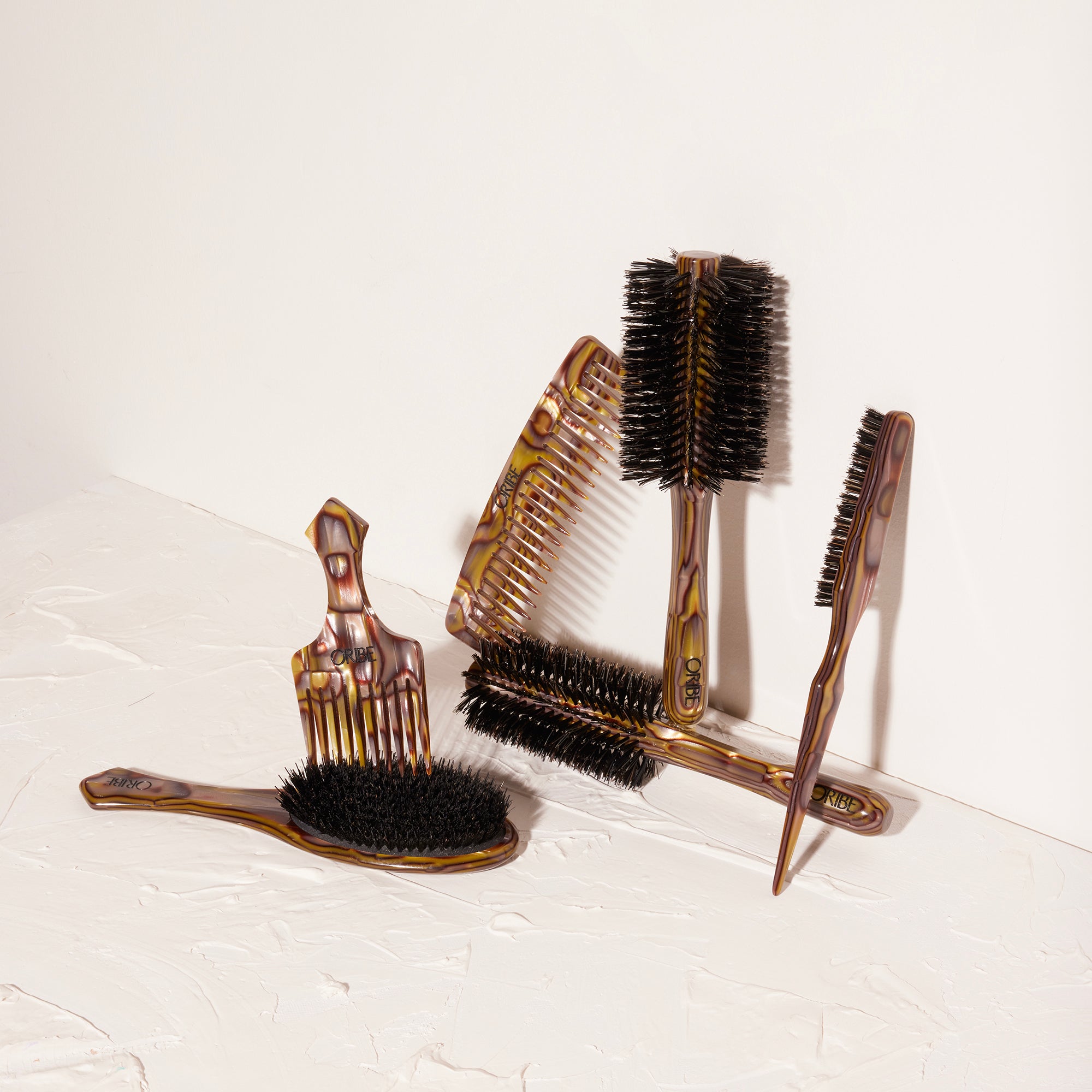 Italian Resin Medium Round Brush - Image 4